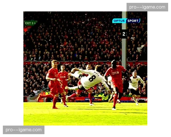 点球！B费一蹴而就，曼联取得领先。