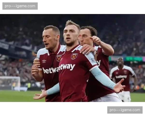 镜报：西汉姆联已开始与莫耶斯就续约问题进行初步接触