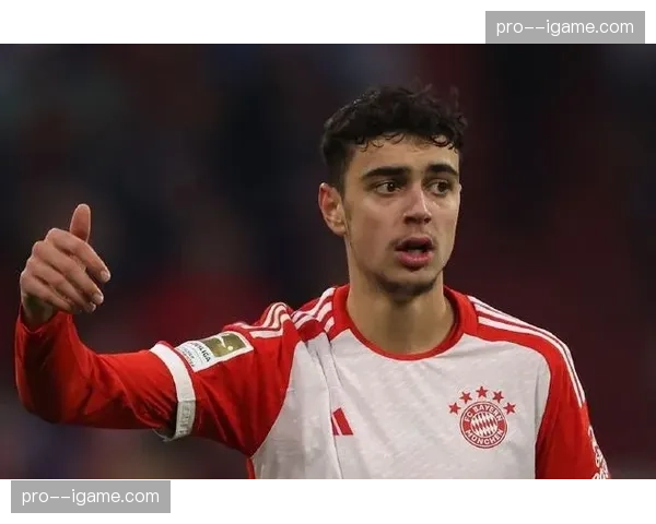 镜头捕捉：拜仁小将帕夫洛维奇与对方球员交换球衣